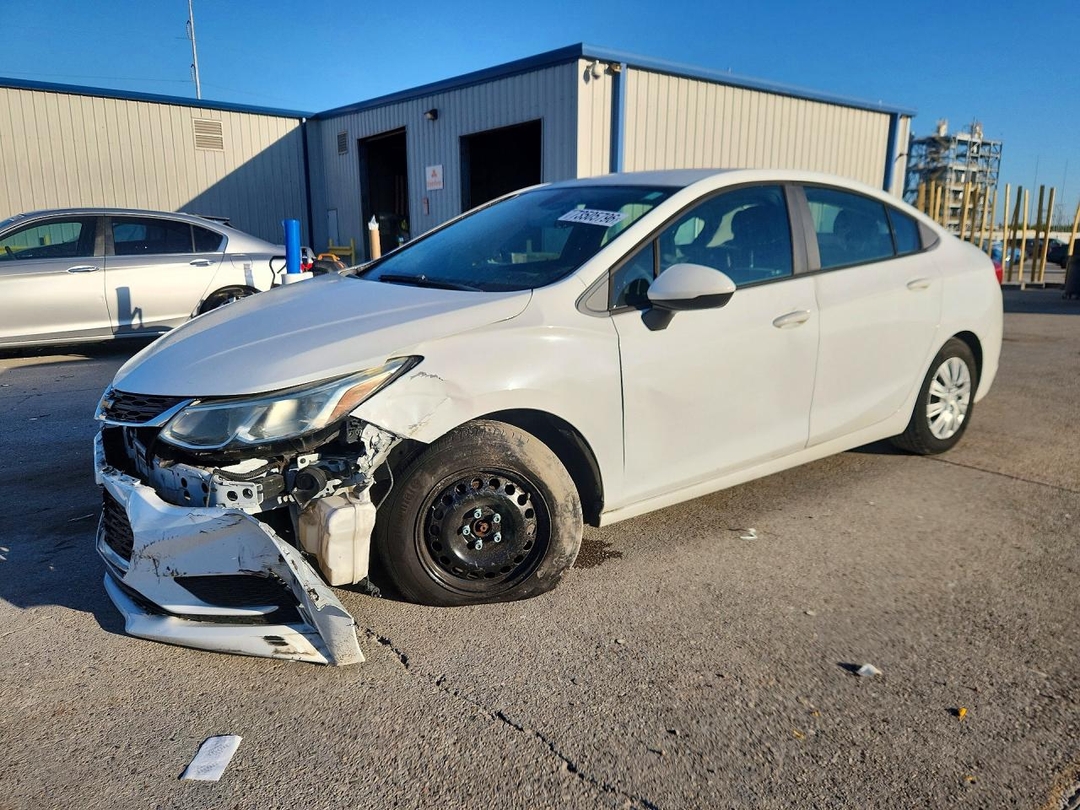 Vue de 2017 CHEVROLET CRUZE LS, angle 1