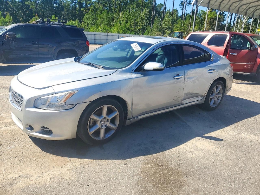 Вид 2010 NISSAN MAXIMA 3.5 S, угол 1