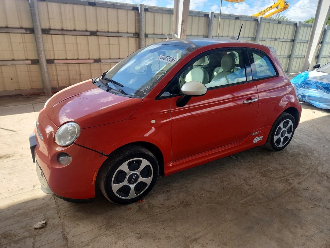 Vue de 2015 FIAT 500 ELECTRIC, angle 1