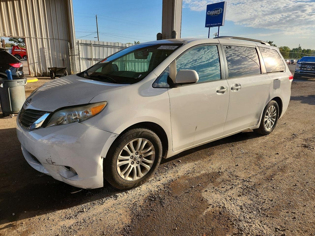 Vue de 2014 TOYOTA SIENNA XLE 8-PASSENGER, angle 1