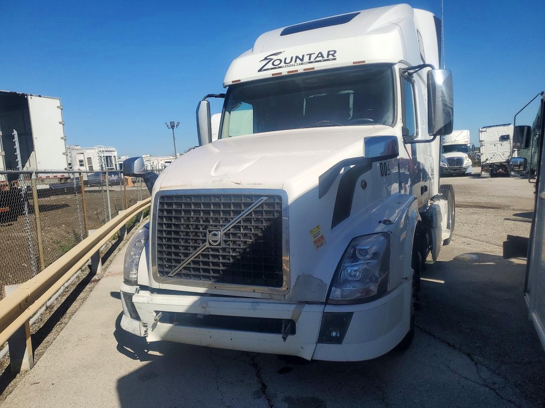 منظر 2014 VOLVO VNL SEMI TRUCK، زاوية 1