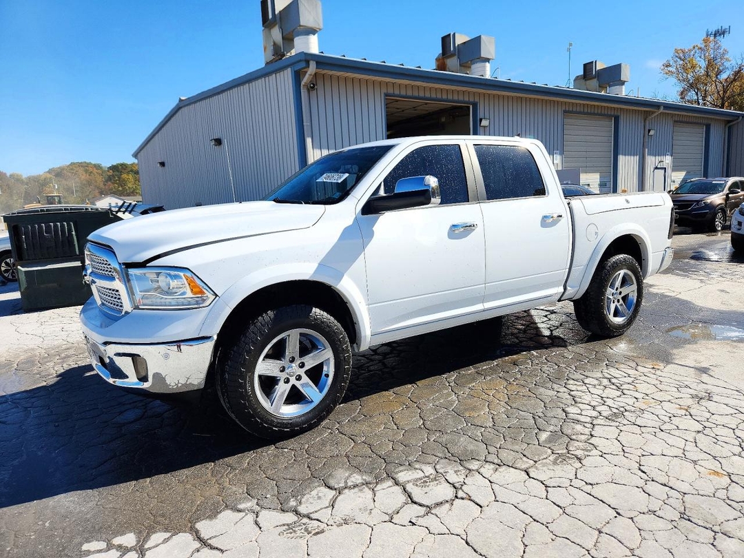 Vista de 2015 RAM 1500 LARAMIE, ángulo 1