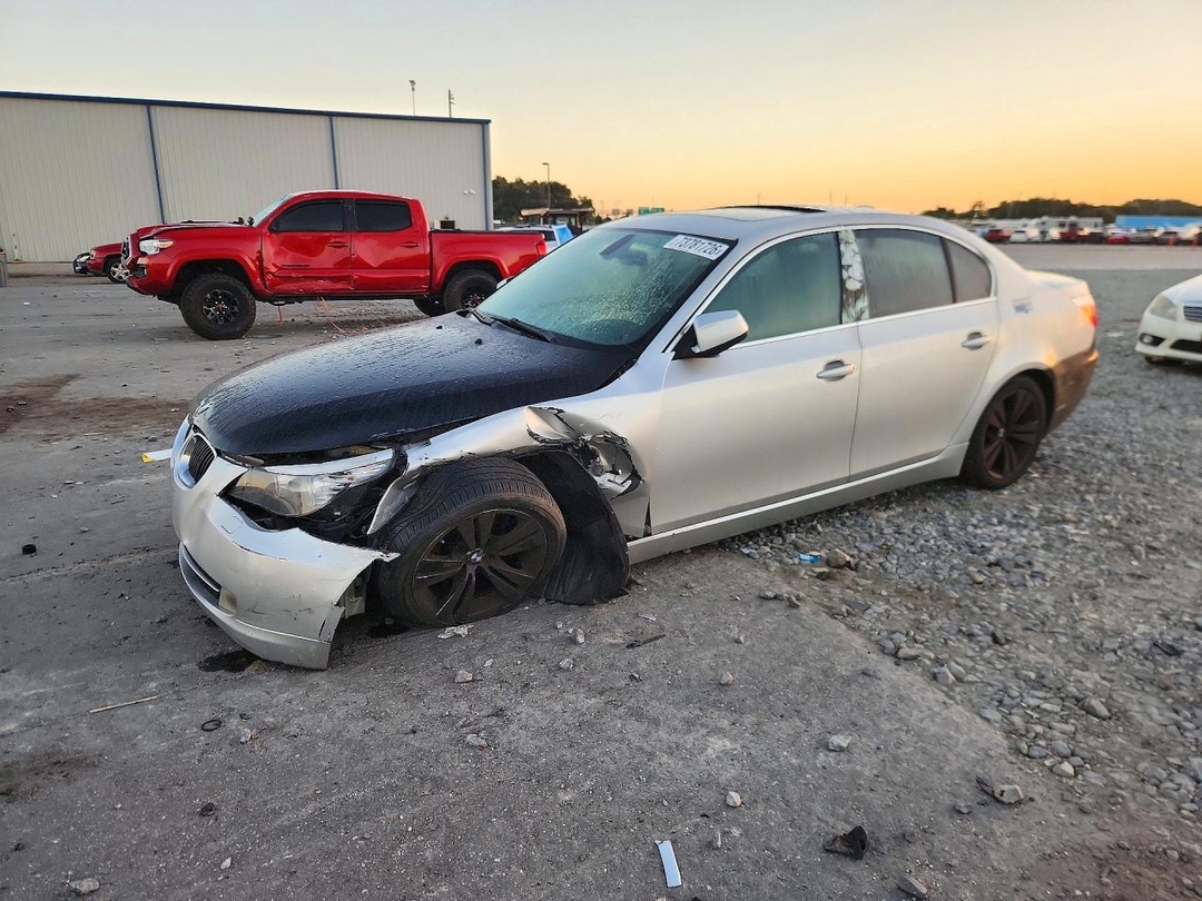 Вид 2010 BMW 528 I, угол 1