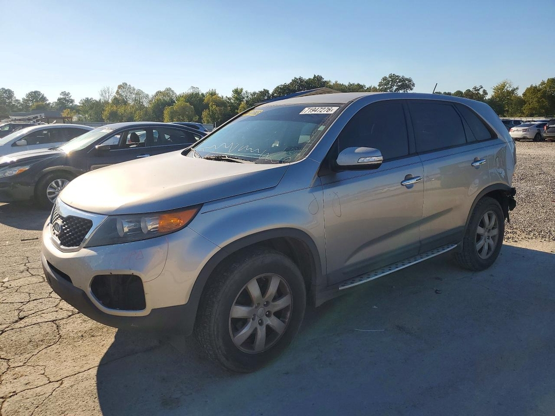 Vue de 2013 KIA SORENTO LX, angle 1