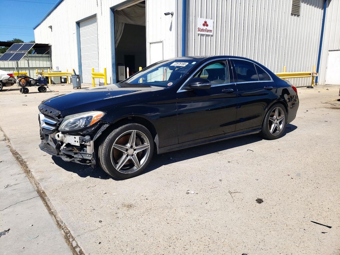 Vue de 2016 MERCEDES-BENZ C 300, angle 1