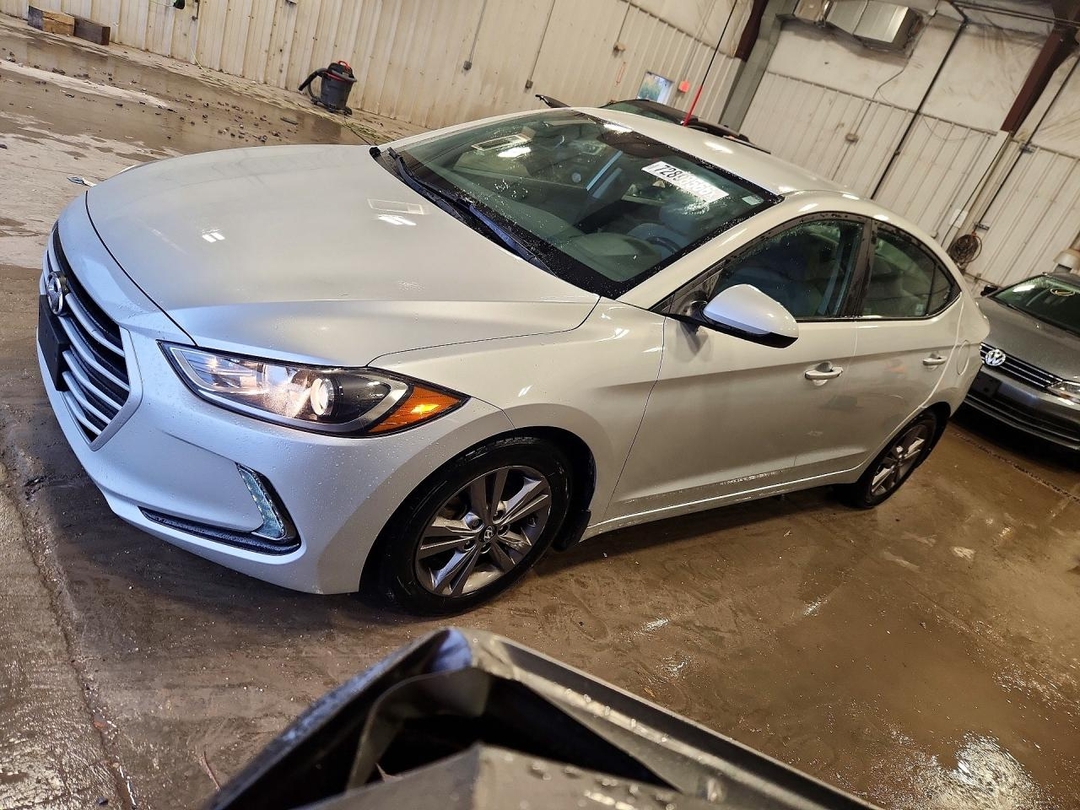 Вид 2017 HYUNDAI ELANTRA SE, угол 1