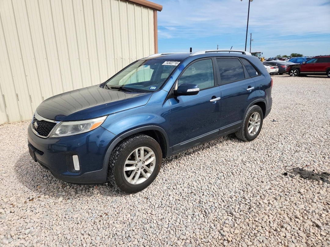 Vue de 2014 KIA SORENTO LX, angle 1