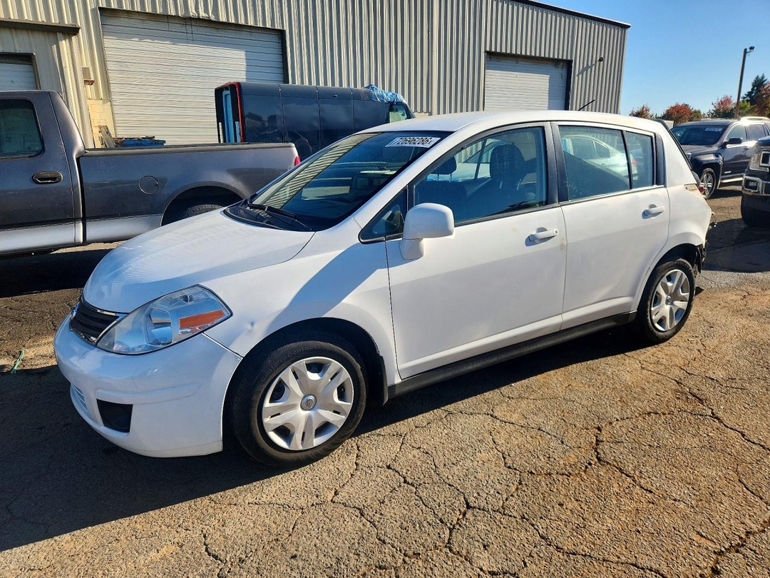 Вид 2012 NISSAN VERSA 1.8 S, угол 1