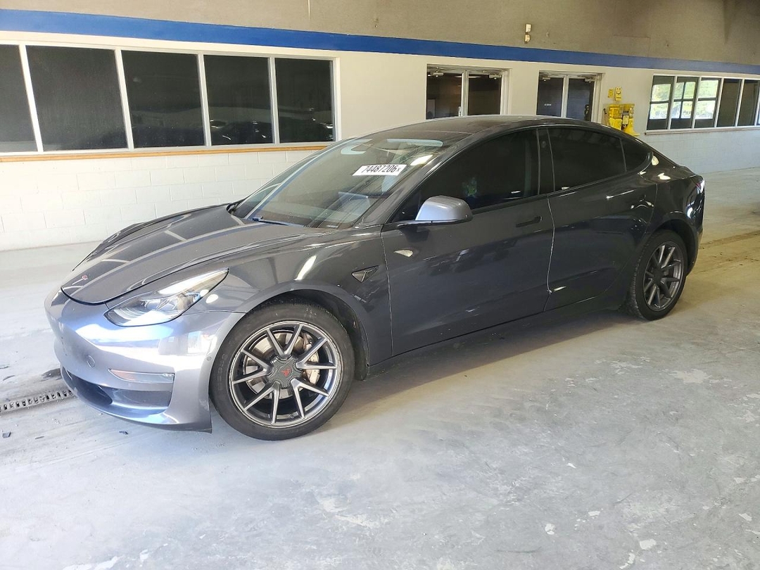 Vue de 2021 TESLA MODEL 3, angle 1