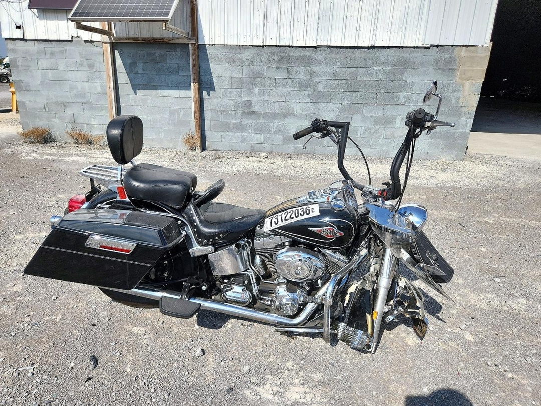 Vue de 2010 HARLEY-DAVIDSON FLSTC, angle 1