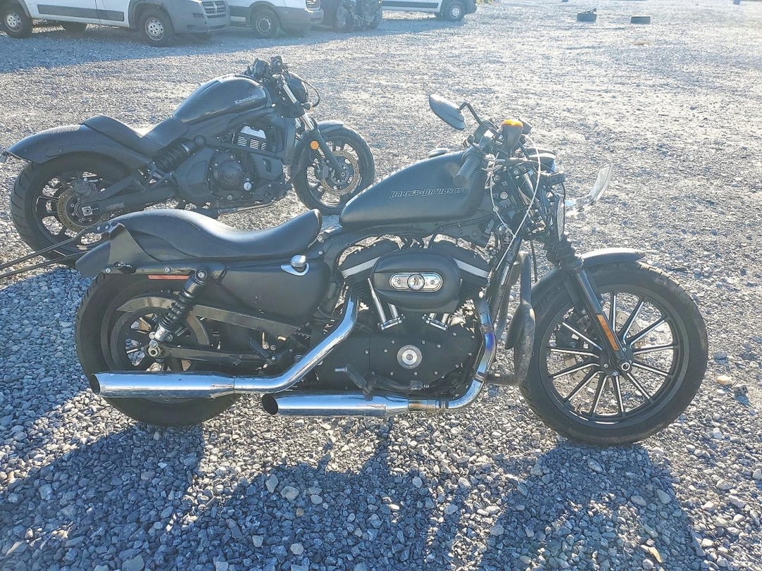 Vista de 2010 HARLEY-DAVIDSON XL883 N, ángulo 1