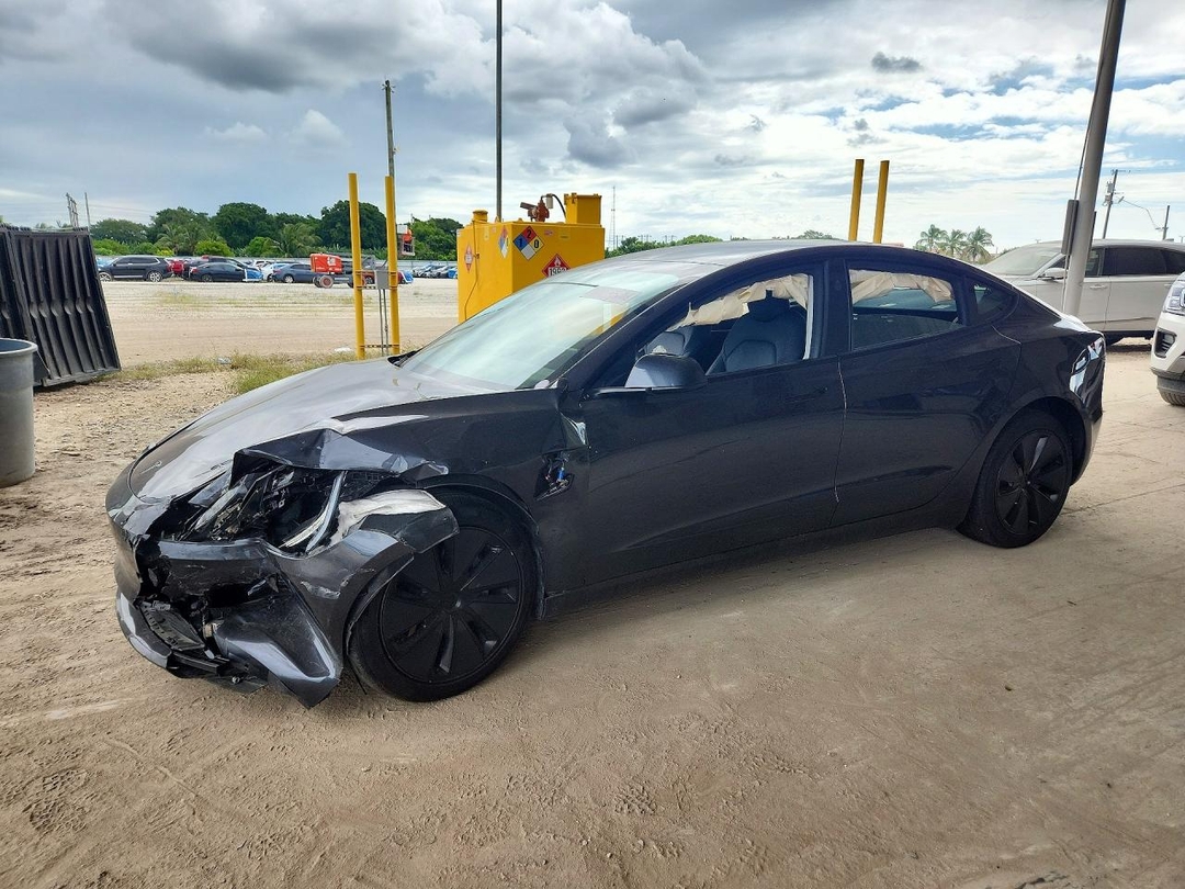Вид 2025 TESLA MODEL 3, угол 1