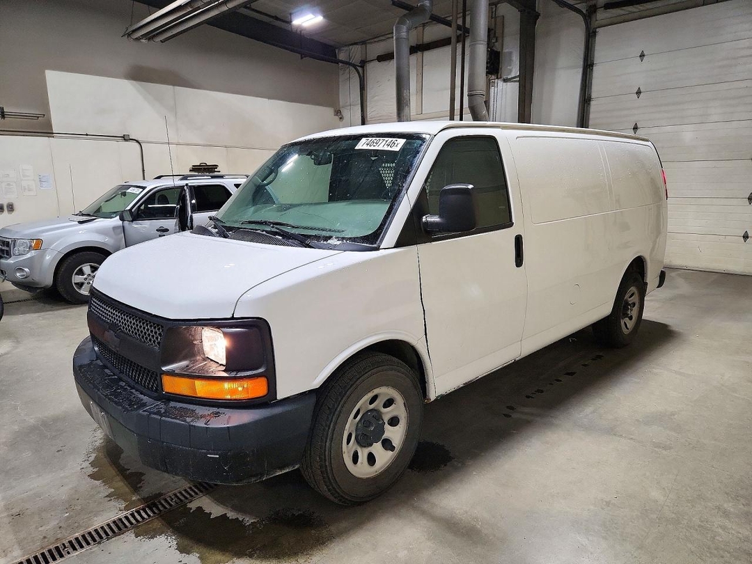 Вид 2014 CHEVROLET EXPRESS G1500, угол 1