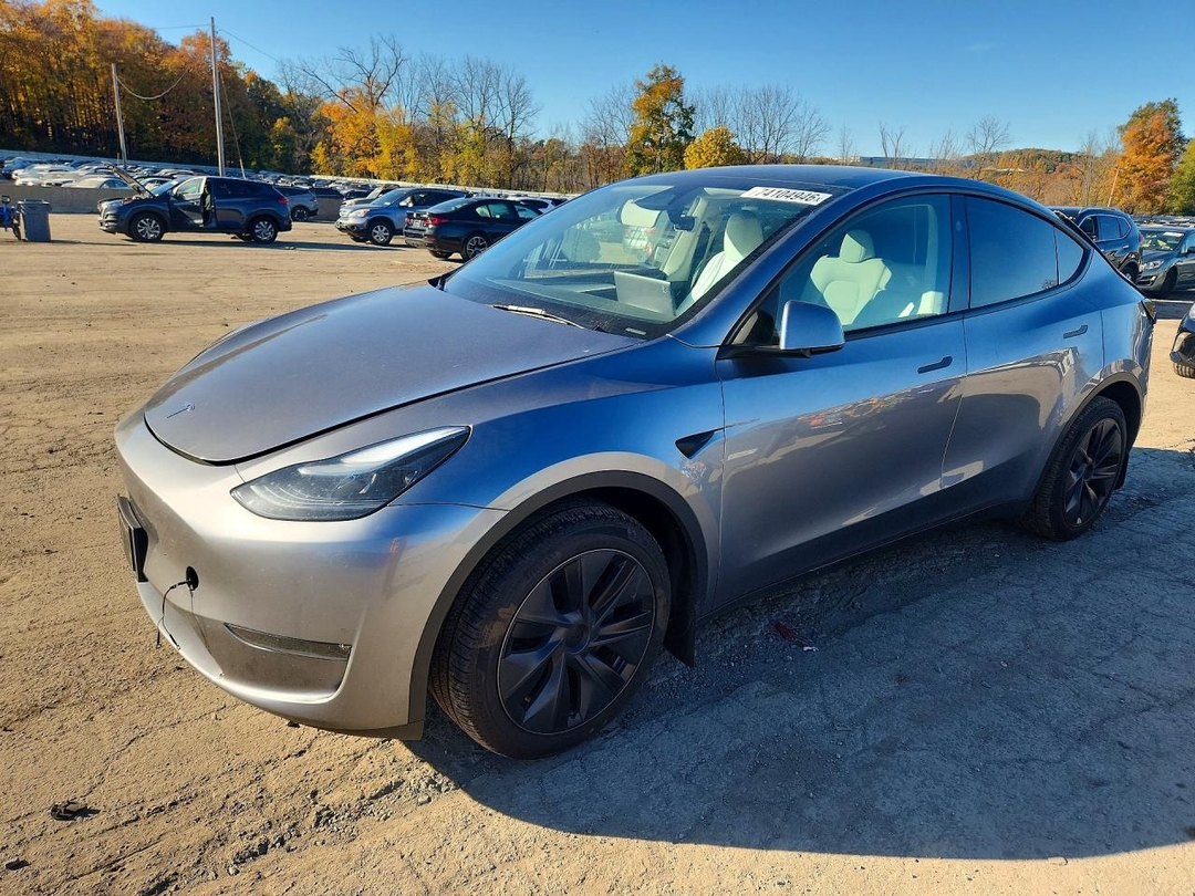 Vista de 2025 TESLA MODEL Y, ángulo 1