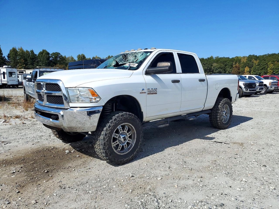 Vista de 2018 RAM 2500 ST, ángulo 1