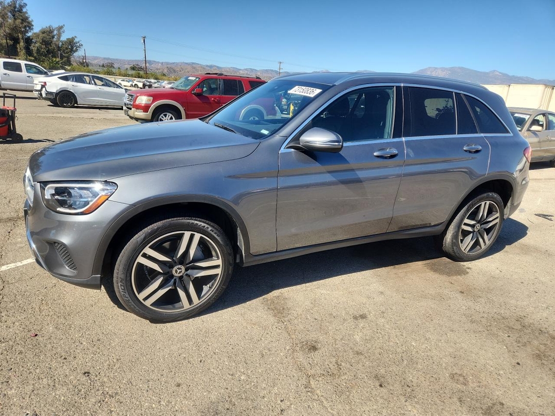 Vista de 2020 MERCEDES-BENZ GLC 300, ángulo 1