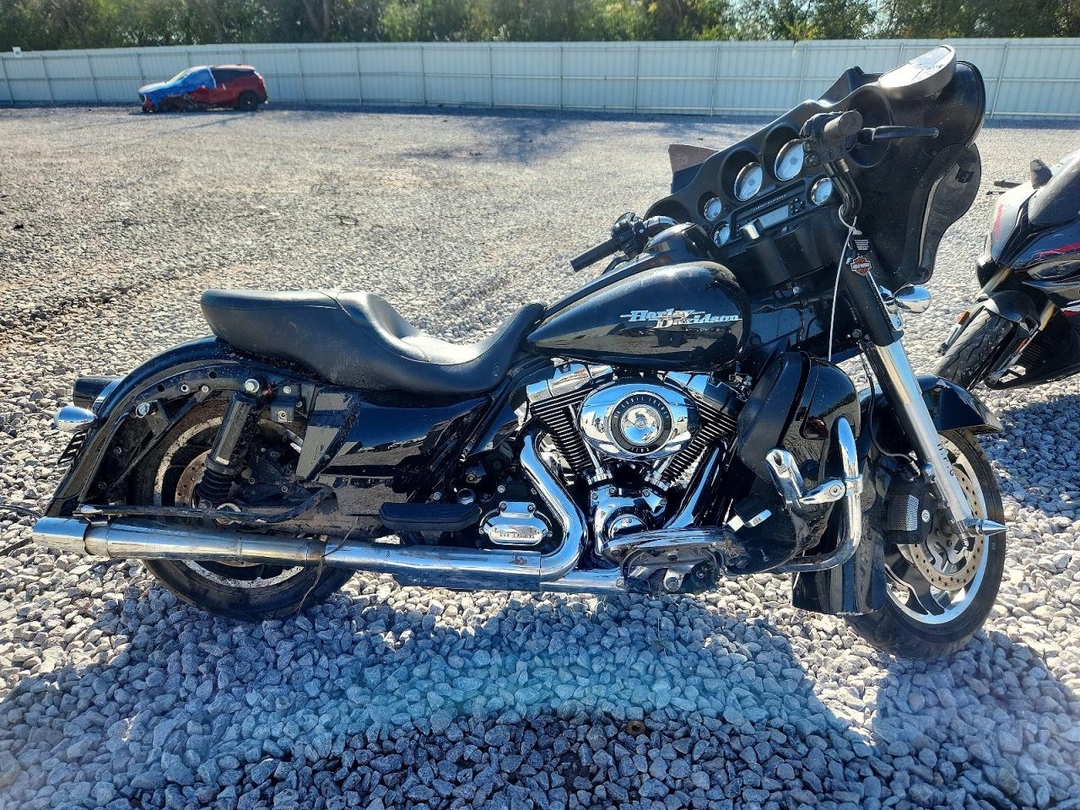 Vista de 2009 HARLEY-DAVIDSON FLHX, ángulo 1