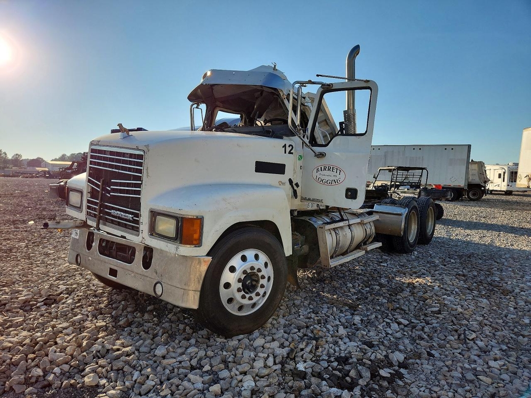 Vue de 2012 MACK CHU613 SEMI TRUCK, angle 1