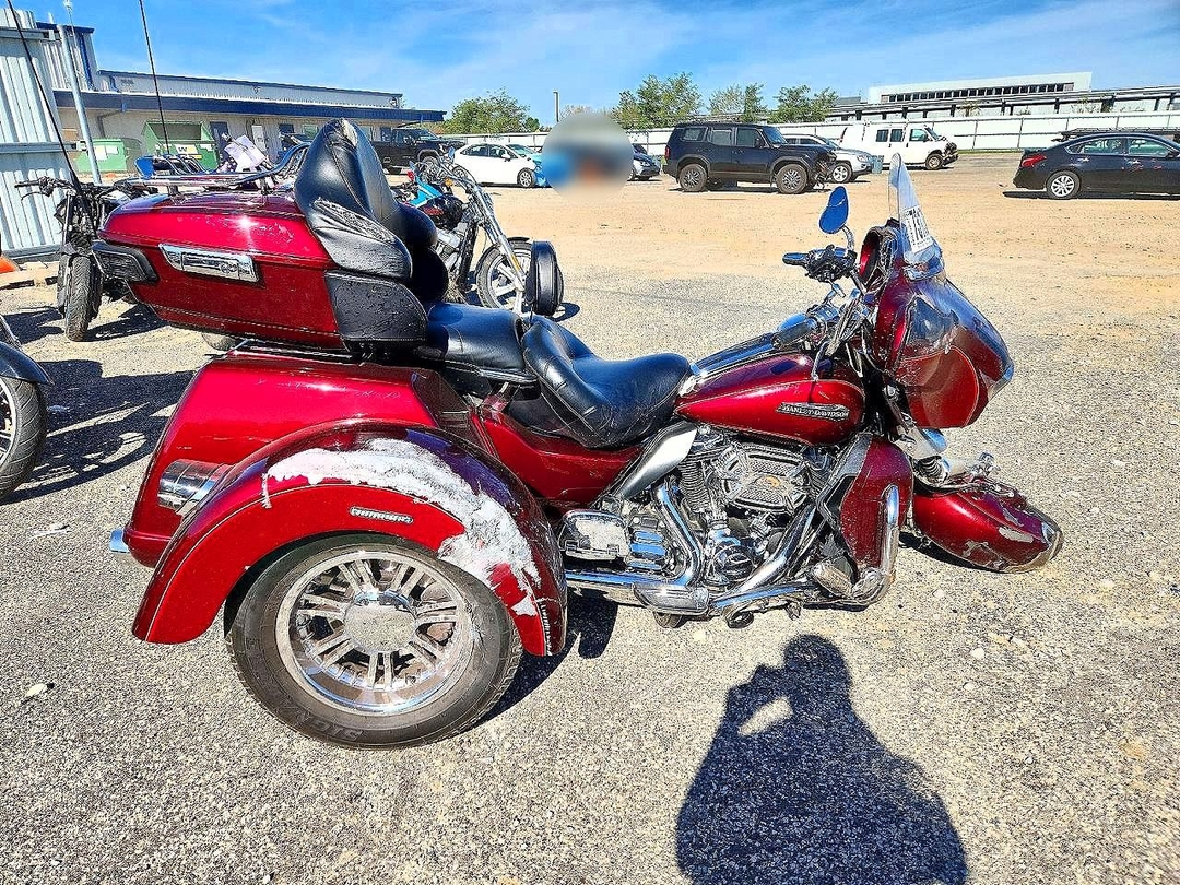 Vue de 2016 HARLEY-DAVIDSON FLHTCUTG TRI GLIDE ULTRA, angle 1