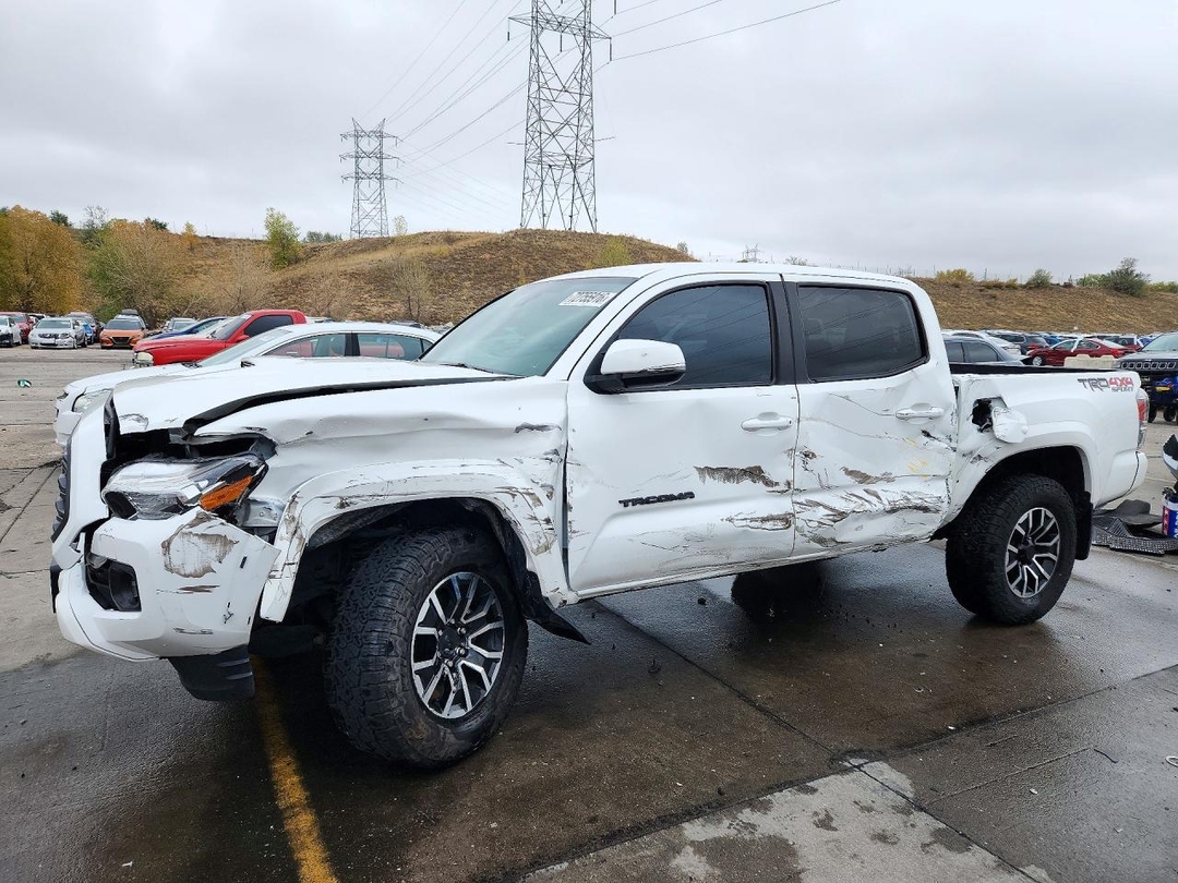 Vue de 2021 TOYOTA TACOMA TRD SPORT, angle 1