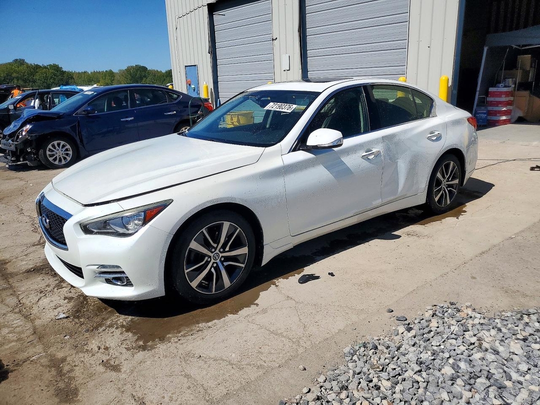 Vue de 2015 INFINITI Q50 PREMIUM, angle 1