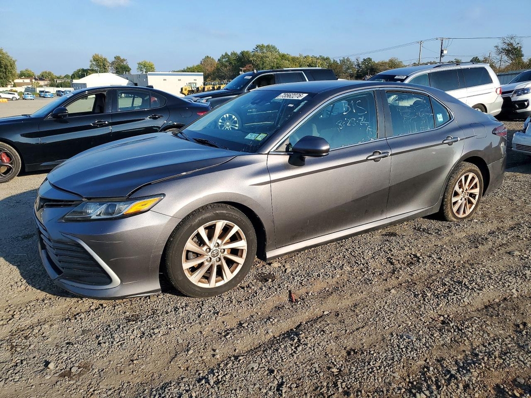 Vista de 2021 TOYOTA CAMRY LE, ángulo 1