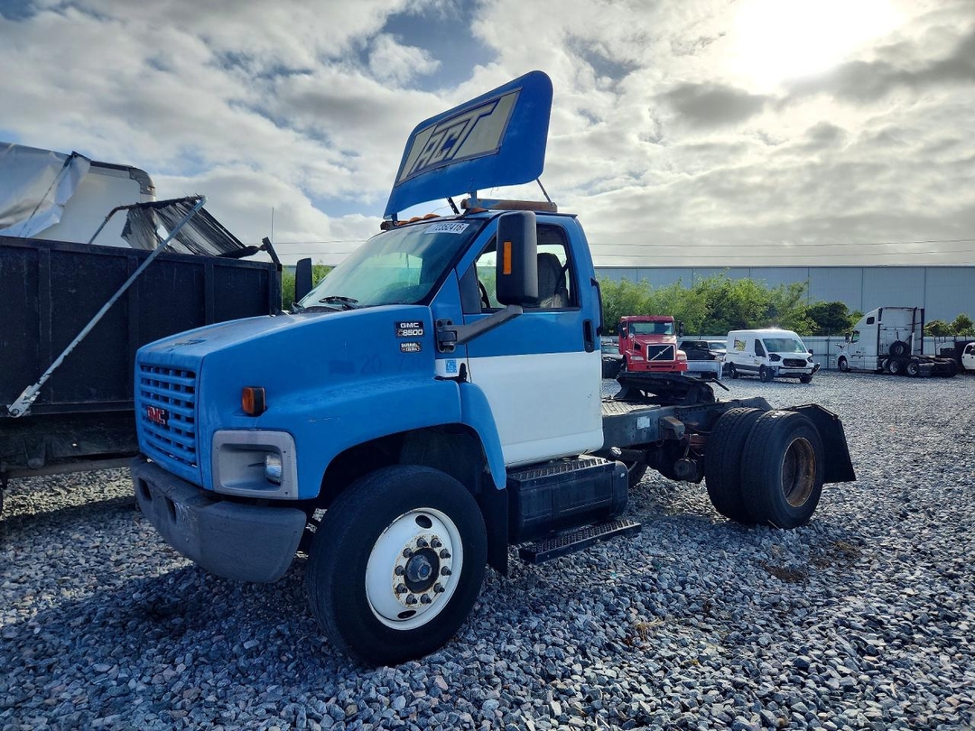 Vista de 2005 GMC C8500 SEMI TRUCK, ángulo 1