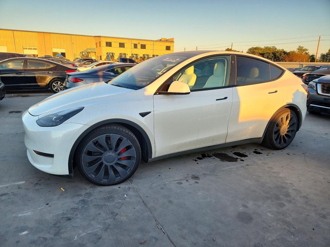 Vue de 2023 TESLA MODEL Y, angle 1