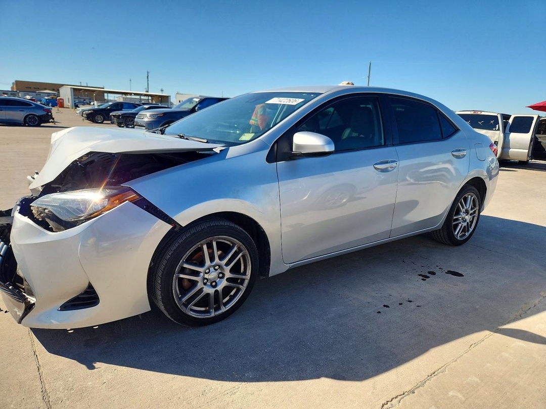 Вид 2017 TOYOTA COROLLA LE, угол 1