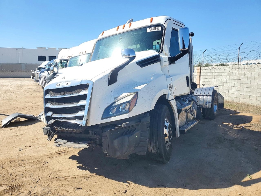 منظر 2021 FREIGHTLINER CASCADIA 126 SEMI TRUCK، زاوية 1
