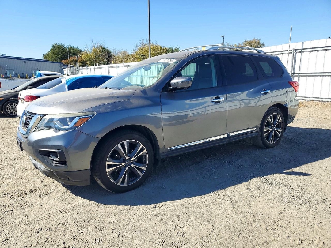 Vue de 2017 NISSAN PATHFINDER PLATINUM, angle 1