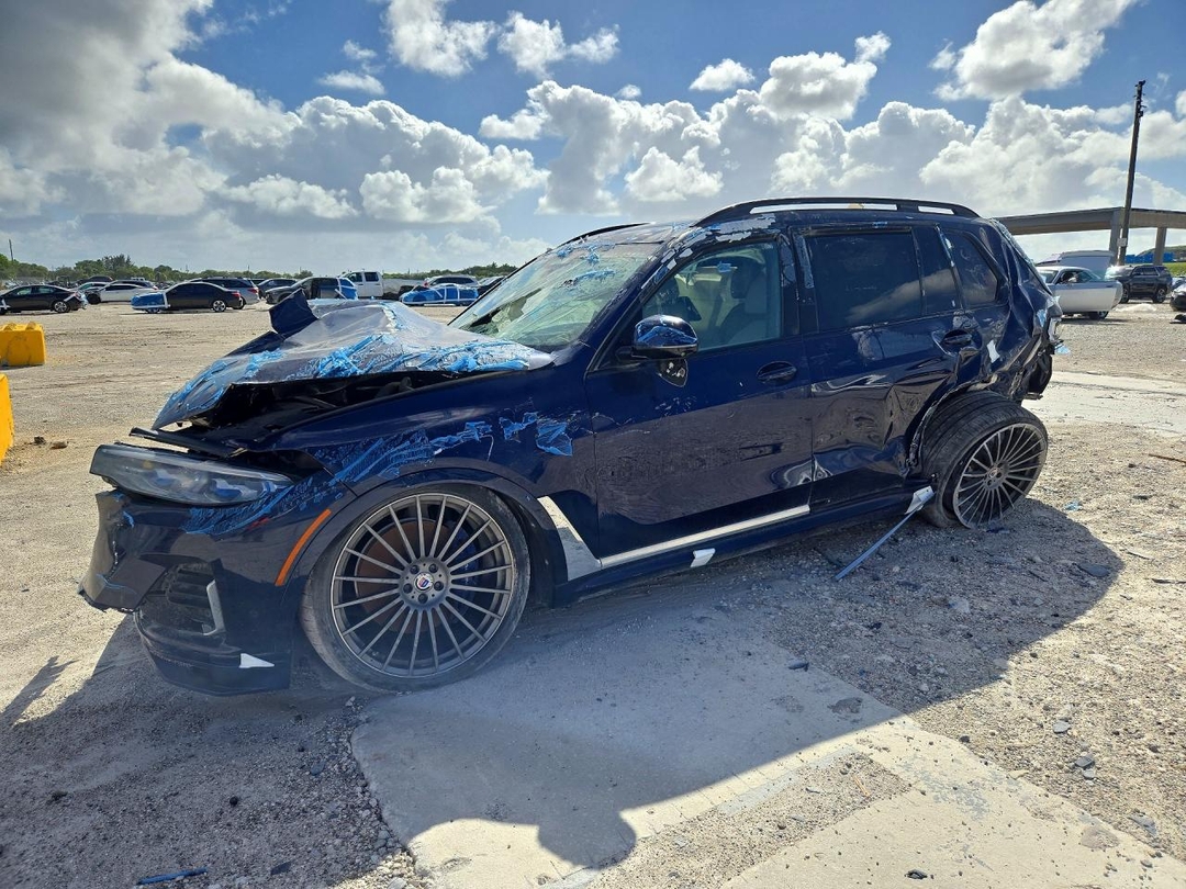 Вид 2022 BMW X7 ALPINA XB7, угол 1