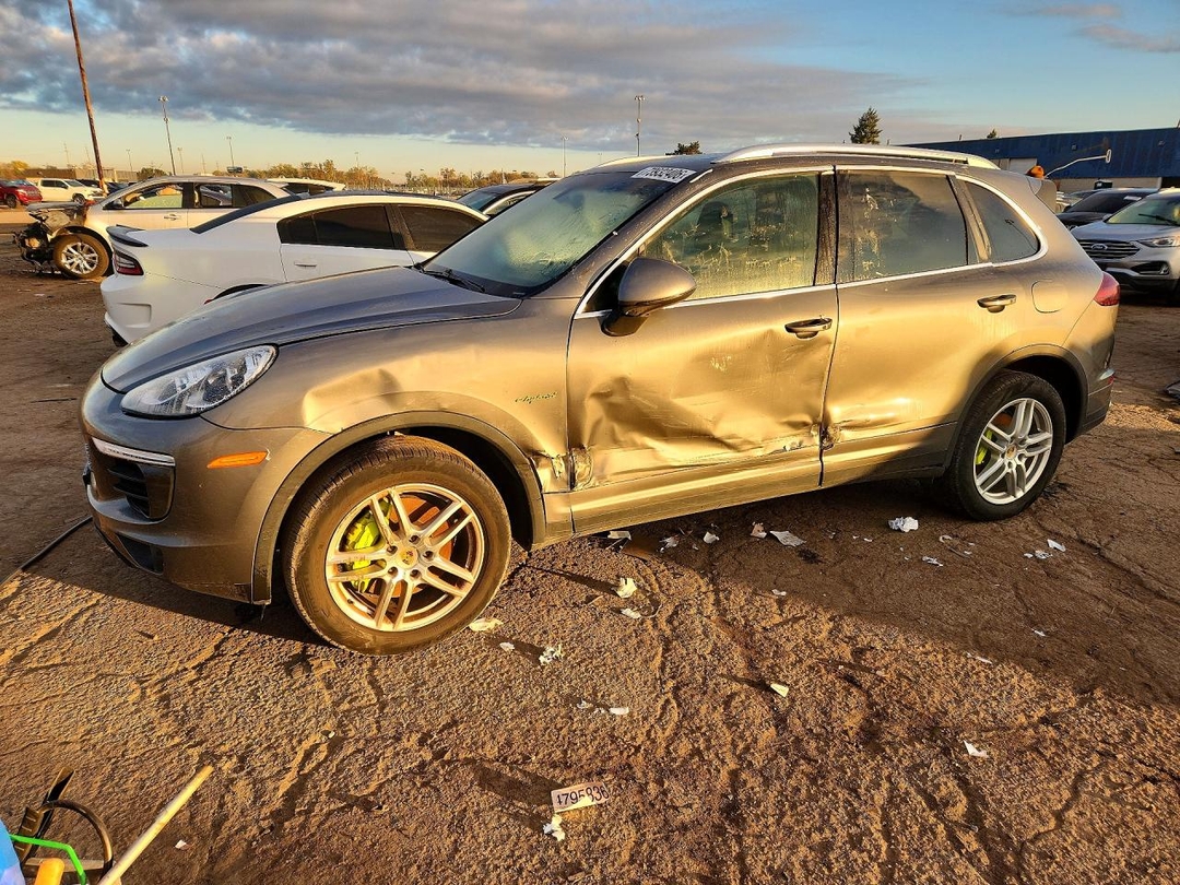 Vue de 2017 PORSCHE CAYENNE SE HYBRID PLATINUM, angle 1
