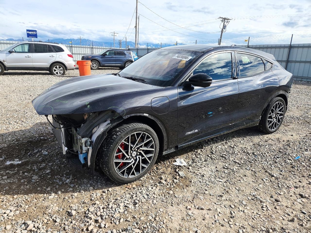 Vue de 2022 FORD MUSTANG MACH-E GT, angle 1