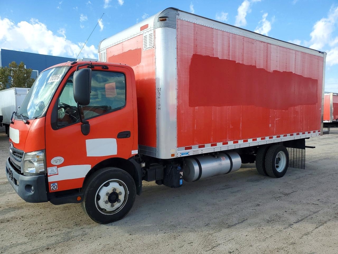منظر 2018 HINO 195 BOX TRUCK، زاوية 1