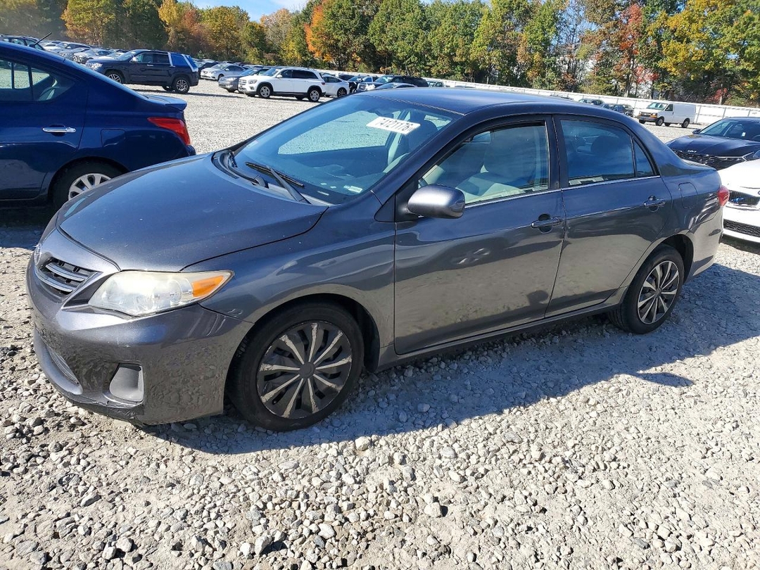 Vue de 2013 TOYOTA COROLLA LE, angle 1