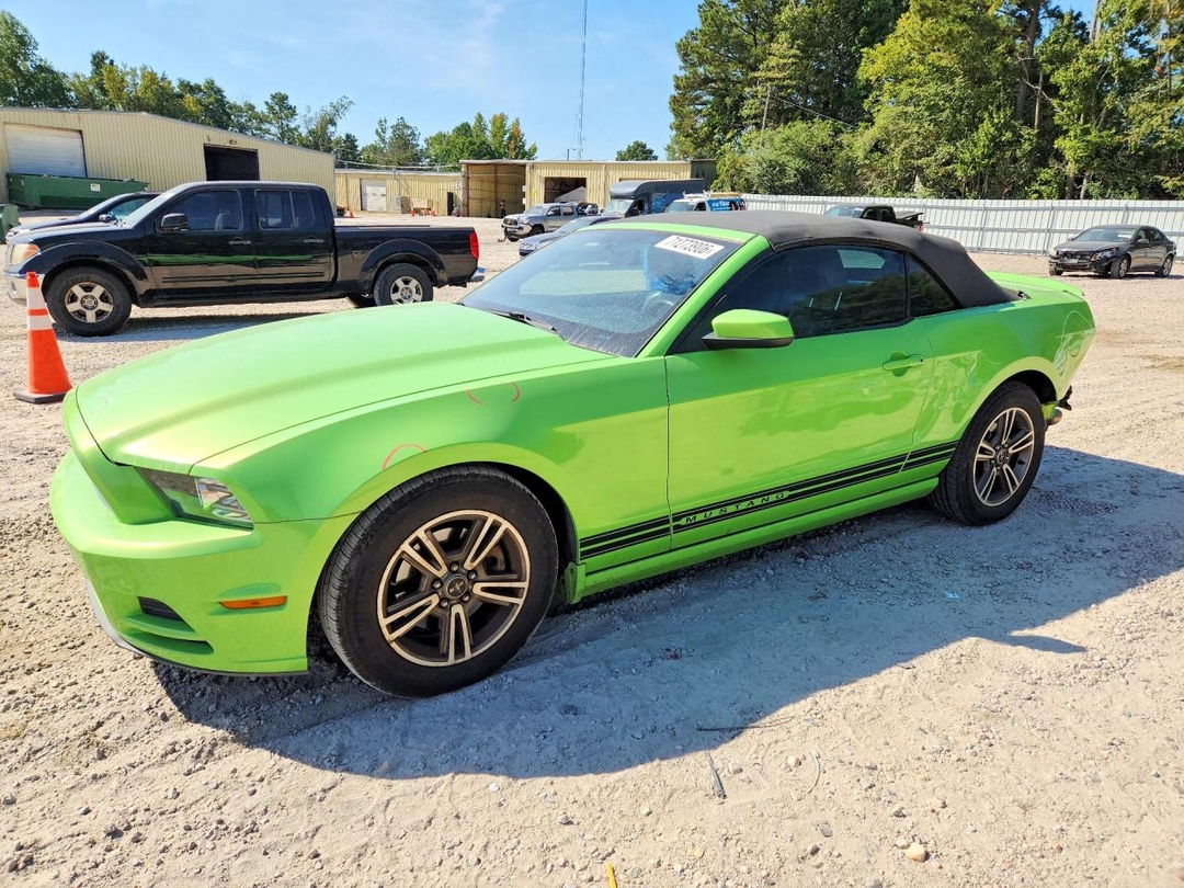 Vue de 2013 FORD MUSTANG V6 CONVERTIBLE, angle 1