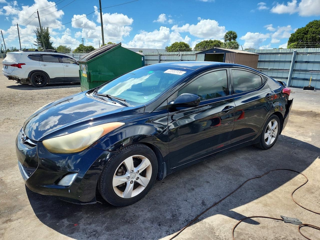 Vue de 2013 HYUNDAI ELANTRA GLS, angle 1