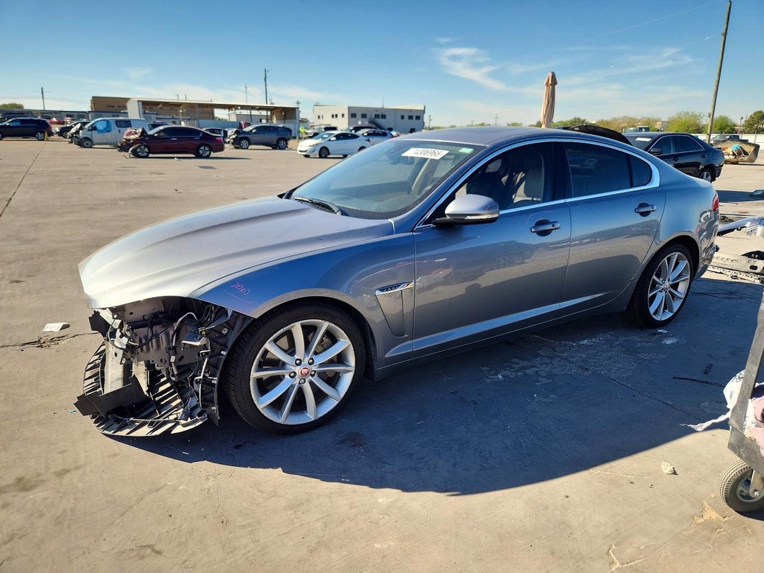 Vue de 2015 JAGUAR XF 3.0 SPORT, angle 1