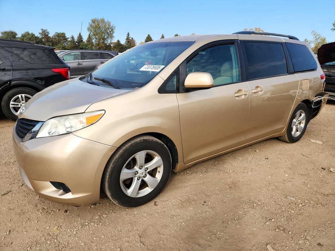منظر 2011 TOYOTA SIENNA LE، زاوية 1