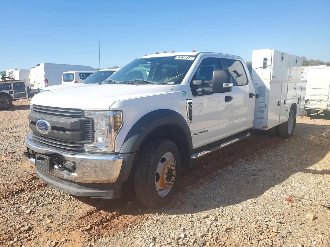 Vue de 2018 FORD F550 SUPER DUTY, angle 1