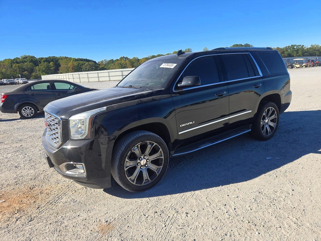 Vue de 2018 GMC YUKON DENALI, angle 1