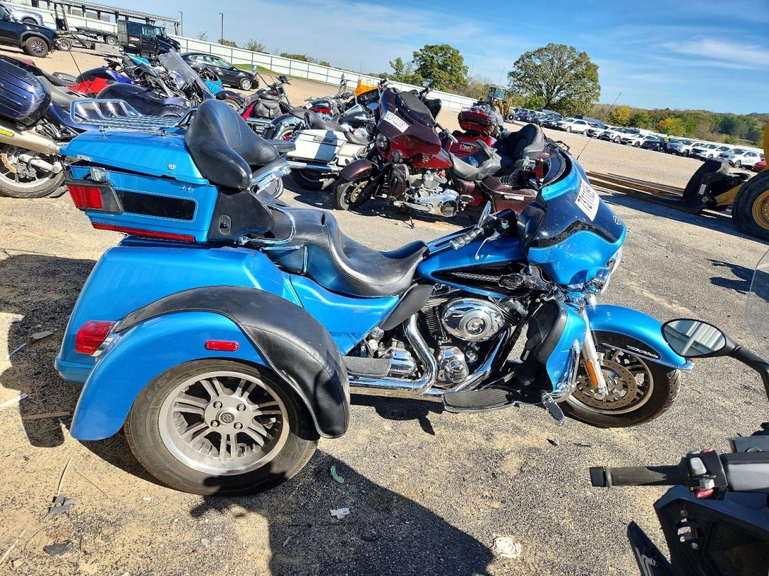 Vue de 2011 HARLEY-DAVIDSON FLHTCUTG, angle 1