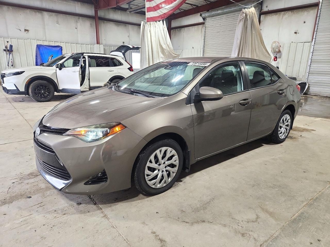 Вид 2018 TOYOTA COROLLA LE, угол 1