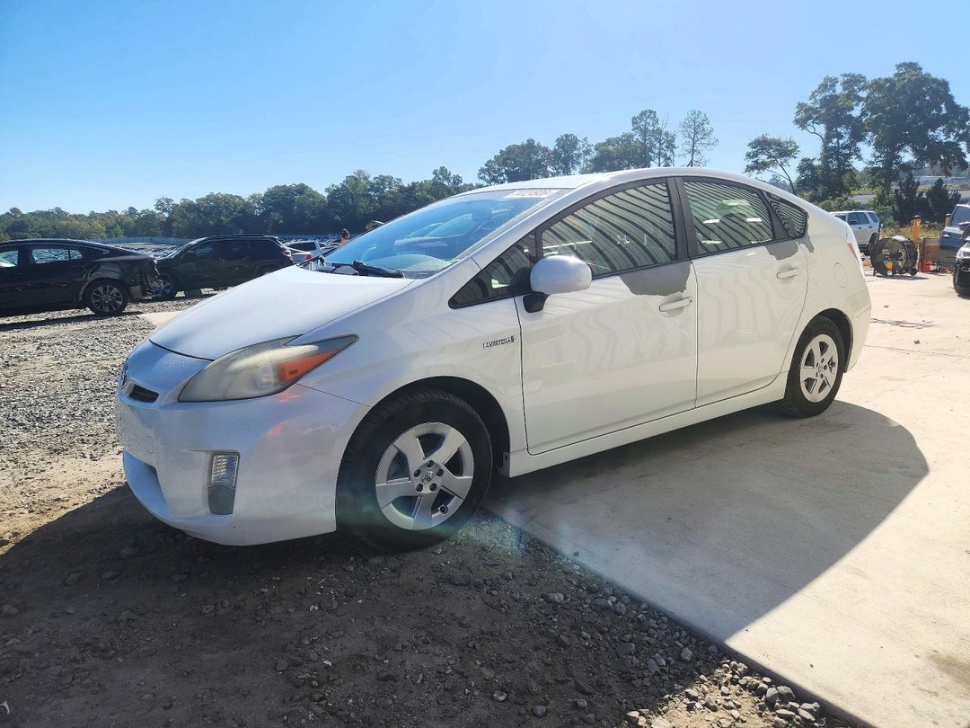 Vue de 2010 TOYOTA PRIUS II, angle 1