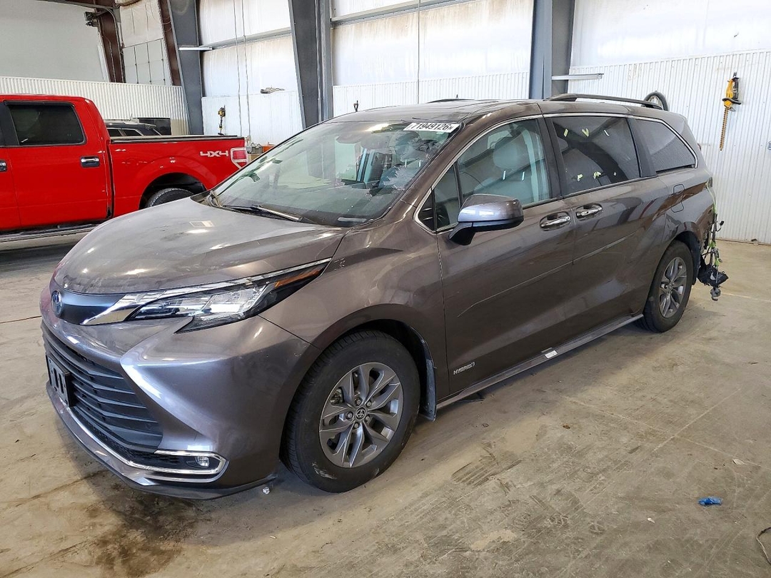 منظر 2021 TOYOTA SIENNA XLE، زاوية 1
