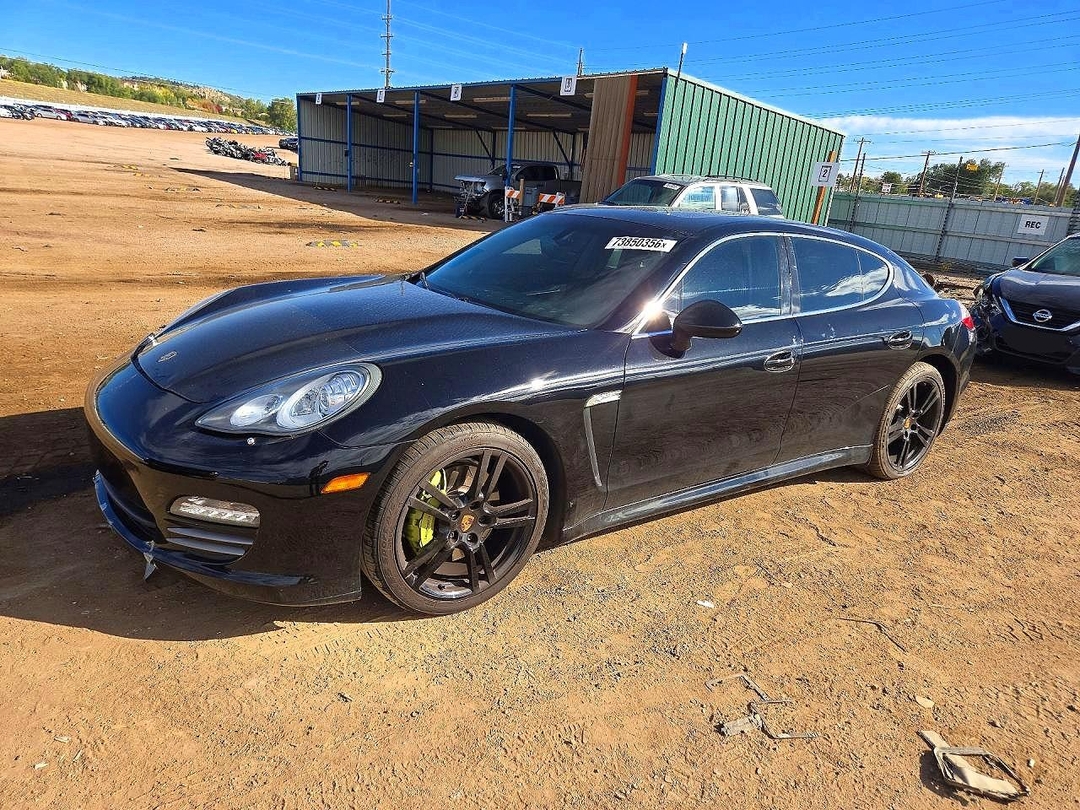Vue de 2011 PORSCHE PANAMERA S, angle 1