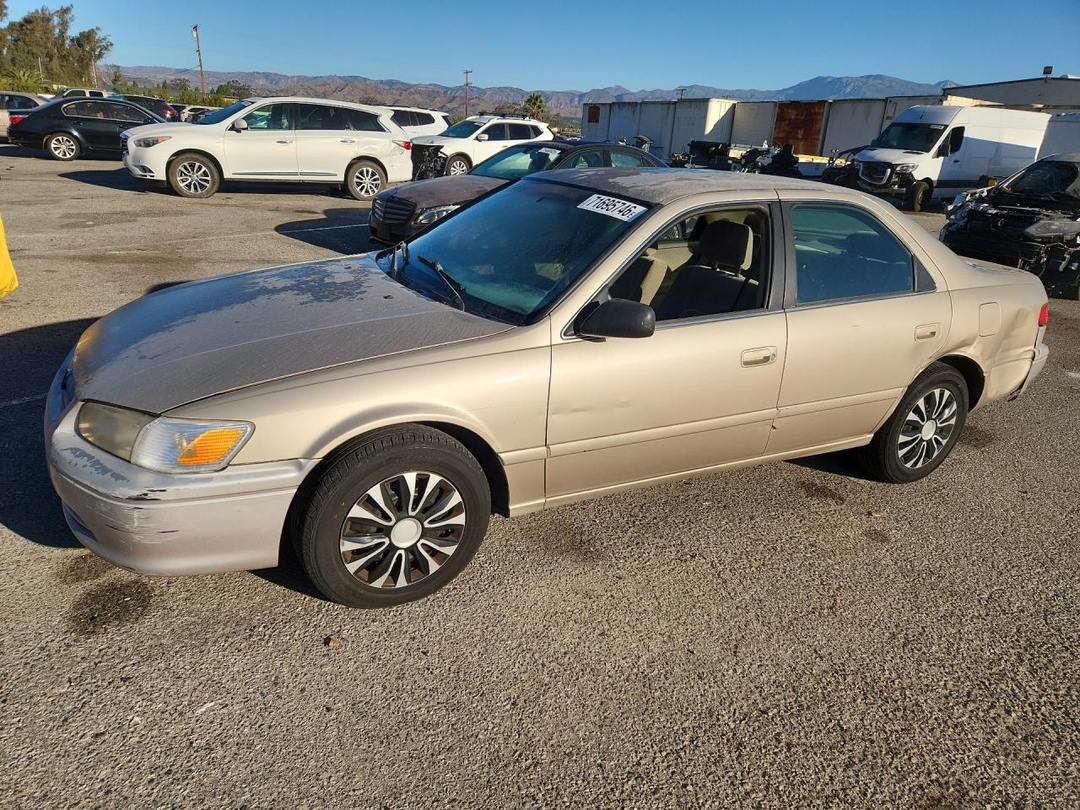 Вид 2000 TOYOTA CAMRY LE, угол 1
