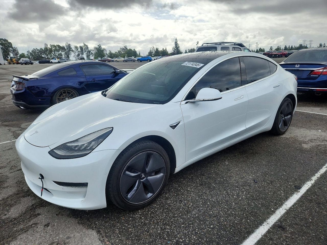 Вид 2019 TESLA MODEL 3, угол 1