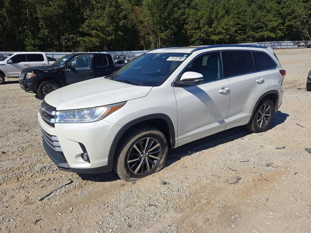 2017 TOYOTA HIGHLANDER XLE view, angle 1